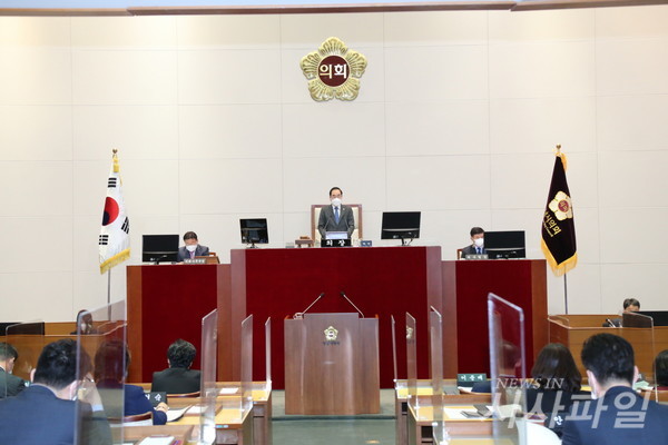 성남시의회(의장 윤창근)는 25일 제260회 임시회 제1차 본회의를 시작으로 2월 4일까지 11일간 올해 첫 임시회 일정에 돌입했다.